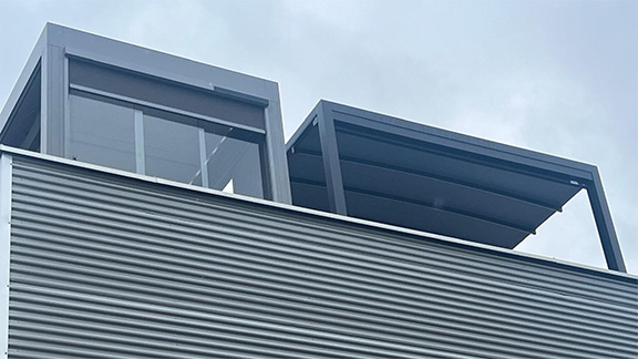 Sonnenschutz Praschl aus St. Georgen am Steinfelde - Dachterrasse mit Pergola